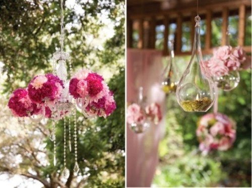 decoration suspendues reception de mariage jardin originale lustre orné de fleurs rose et violettes guirlandes de faux diamantes et pampilles, et goutes garnies bougie mousse vegétale et fleurs roses